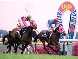 Silk Prima Donna wins Oaks